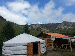 This is a ger. It is the tents that nomadic mongols sleep it. It can be taken down in about 1h