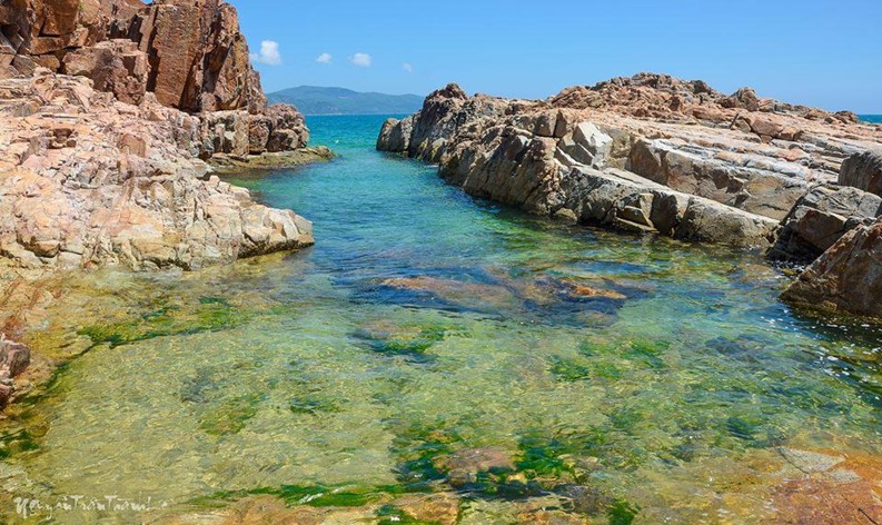 picture of corner of red reef beach in phu yen vietnam