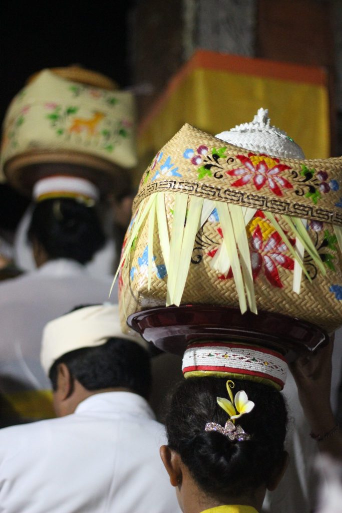balinese full moon ceremony women carrying offerings
