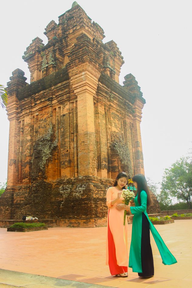 nhan tower traditional clothes tuy hoa phu yen
